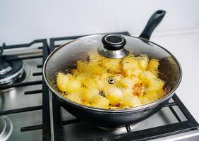 affettato fritte patate nel un' padella nel il casa cucina. foto