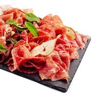 tradizionale spagnolo jamon, prosciutto crudo, italiano salame, parma prosciutto foto