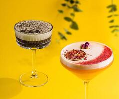 caffè cocktail con crema e caffè fagioli e tropicale cocktail foto