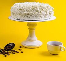 caffè mousse torta con caffè tazza su giallo sfondo foto