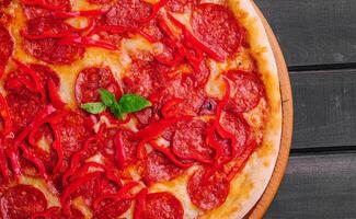 gustoso peperoni Pizza con rosso campana peper foto