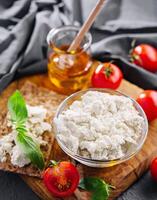 feta formaggio con ciliegia pomodori e basilico foto