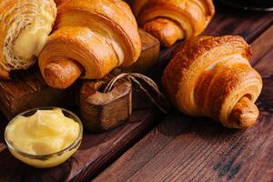 appetitoso Cornetti su di legno tavolo avvicinamento foto