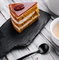 delizioso torta di formaggio con caramello e Noci foto