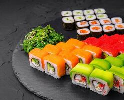 Sushi impostato su nero pietra sfondo foto