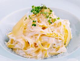 tagliatelle pasta con crema salsa e parmigiano formaggio foto