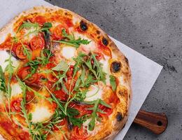 napoli Pizza o acciughe Pizza su cottura al forno carta foto