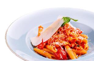 italiano stile pasta con pomodoro salsa e parmigiano foto