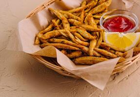 fritte pesce con Limone e ketchup foto