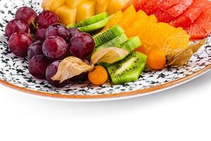 Kiwi frullato con diverso tropicale frutta su un' piatto foto