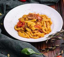 italiano pasta con Manzo e pomodori foto