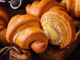 appetitoso Cornetti su di legno tavolo avvicinamento foto