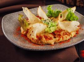 hummus con paprica e pane patatine fritte foto