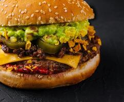 veggie hamburger con guacamole e sottaceti su tostato ciambella foto