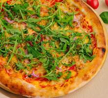 Pizza con rucola e Pizza con formaggio e Pepe foto