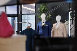 shopping centro pieno con nuovo moda collezione, multiplo cremagliere con elegante casuale indossare e elegante Accessori. vuoto capi di abbigliamento showroom con alla moda camicie su grucce, piccolo attività commerciale concetto. foto