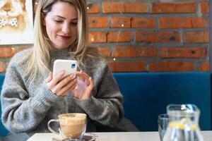 ragazza con lungo capelli bevande caffè latte macchiato foto