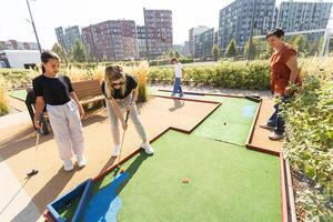 famiglia giocando mini golf su un' crociera rivestimento. bambino avendo divertimento con attivo tempo libero su vacanze. foto