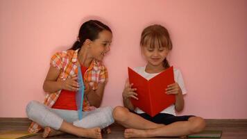 formazione scolastica e scuola concetto - poco alunno ragazze studiando e lettura libro a casa foto