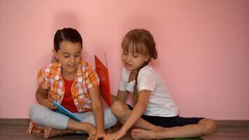 formazione scolastica e scuola concetto - poco alunno ragazze studiando e lettura libro a casa foto