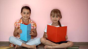 formazione scolastica e scuola concetto - poco alunno ragazze studiando e lettura libro a casa foto