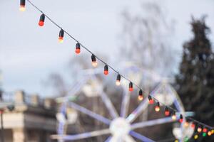 Natale mercato nel un' europeo città. di legno case siamo illuminato di ghirlande e Natale decorazioni nel il sera. Natale decorazioni a il giusto. foto