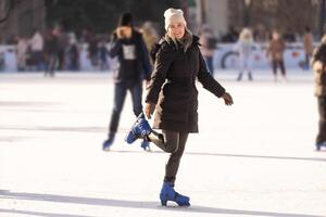 inverno signora ritratto fuori. donna a il pattinando pista foto