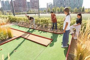 golf corso gruppo di amici persone con bambini in posa in piedi foto