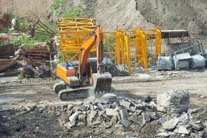 aereo Visualizza idraulico forbici su sartiame per tagliare abbandonato edifici distruggere costruzione, idraulico forbici su impianto di gru tagliare edificio su costruzione luogo. foto