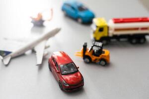 viaggio concetto. giocattolo modello di auto e aereo. foto