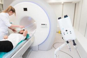 medico ct o mri scansione nel il moderno ospedale laboratorio. interno di radiografia Dipartimento. tecnologicamente Avanzate attrezzatura nel bianca camera. magnetico risonanza diagnostica macchina foto