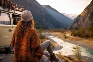 ai generato viaggiatore donna godendo bellissimo Visualizza su il montagna. camper, viaggiare, strada viaggio concetto foto