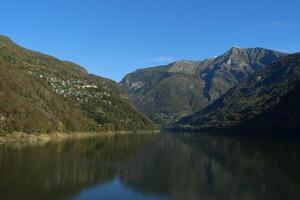 autunno lago con montagne foto