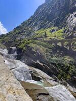 un' montagna con un' cascata foto