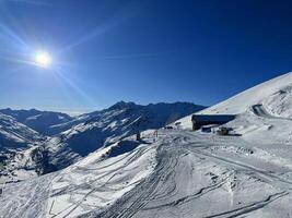 un' sciare pendenza con neve e montagne nel il sfondo foto