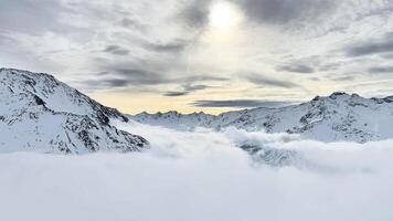 un' Visualizza di il montagne a partire dal sopra il nuvole foto