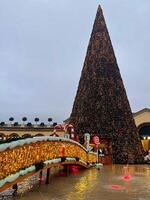 un' grande Natale albero nel un' centro commerciale con un' ponte foto