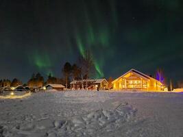 il aurora foro luci su il cielo al di sopra di un' Casa foto