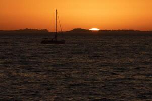 tramonto sulla spiaggia foto