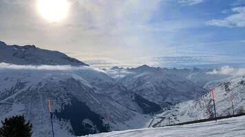 stazione sciistica in montagna foto