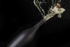 un' bottiglia di Champagne essere schizzato con acqua foto