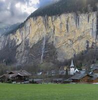 un' grande montagna con cascata foto