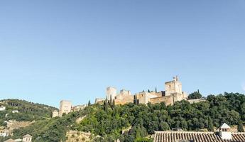 vista del palazzo dell'alhambra dal punto di vista di carvajales. cielo blu per copia spazio o collage foto