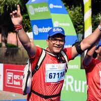 nuovo delhi, India - ottobre 15 2023 - vedanta delhi metà maratona gara dopo covid nel quale maratona partecipanti di per attraversare il finire linea, delhi metà maratona 2023 foto