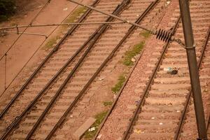 Visualizza di treno ferrovia brani a partire dal il mezzo durante giorno a kathgodam ferrovia stazione nel India, giocattolo treno traccia Visualizza, indiano ferrovia giunzione, pesante industria foto