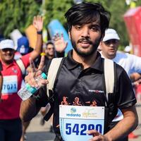 nuovo delhi, India - ottobre 15 2023 - vedanta delhi metà maratona gara dopo covid nel quale maratona partecipanti di per attraversare il finire linea, delhi metà maratona 2023 foto