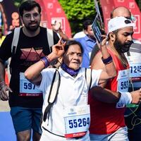 nuovo delhi, India - ottobre 15 2023 - vedanta delhi metà maratona gara dopo covid nel quale maratona partecipanti di per attraversare il finire linea, delhi metà maratona 2023 foto