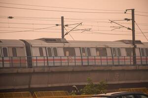 nuovo delhi India - ottobre 09 2023 - delhi la metropolitana treno in arrivo a jhandewalan la metropolitana stazione nel nuovo delhi, India, Asia, pubblico la metropolitana in partenza a partire dal jhandewalan stazione foto