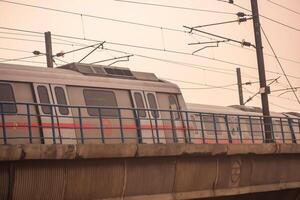 nuovo delhi India - ottobre 09 2023 - delhi la metropolitana treno in arrivo a jhandewalan la metropolitana stazione nel nuovo delhi, India, Asia, pubblico la metropolitana in partenza a partire dal jhandewalan stazione foto