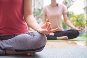 sottile donna praticante yoga vicino nuoto piscina a condominio. asiatico donna fare esercizi nel mattina. equilibrio, meditazione, rilassamento, calma, bene Salute, felice, relax, salutare stile di vita concetto foto